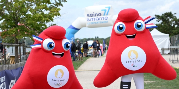 Російського прапора не повинно бути на Олімпійських іграх у Парижі, – Макрон