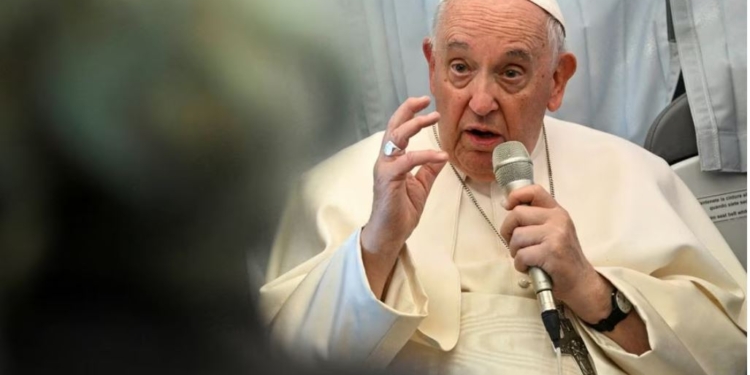 Папі немовчиться. Франциск поділився роздумами про зацікавленість торговців зброєю в цій війні