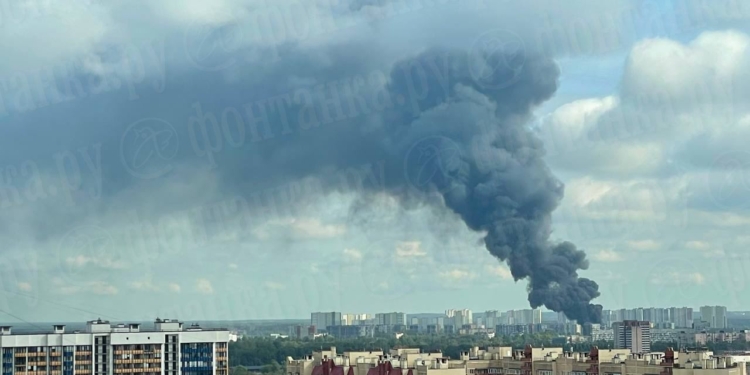 В Санкт-Петербурзі велика пожежа – був вибух, палає НПЗ (ФОТО, ВІДЕО)