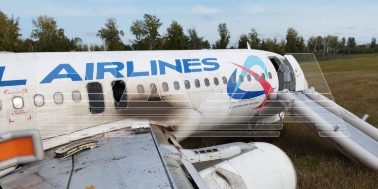 В РФ пасажирський літак сів в полі після відмови гідросистем (ФОТО, ВІДЕО)