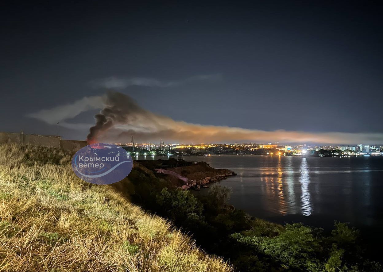 В Севастополі вибухи, горить Севморзавод (ФОТО, ВІДЕО)