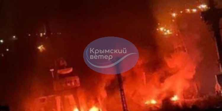 В Севастополі вибухи, горить Севморзавод (ФОТО, ВІДЕО)