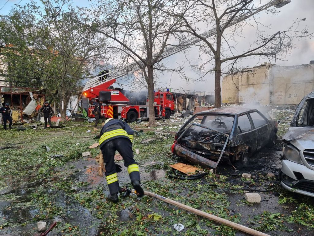 Нічна російська атака: вибухи лунали в Києві, Харкові, Хмельницькому, на Львівщині, в Черкасах. Є постраждалі (ФОТО) 10