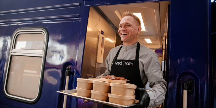 Обігріє і нагодує. Укрзалізниця створила перший в світі поїзд-кухню (ФОТО)