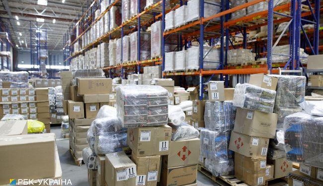 Кабмін заборонив пересилати поштою алкоголь, гроші і деякі документи. Що ще тепер під забороною