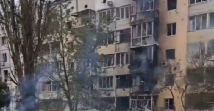 Росіяни скинули КАБ на тимчасово окуповану Нову Каховку, але звинувачують в тому українців (ФОТО)