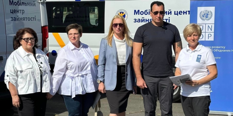 Миколаївський та Херсонський центри зайнятості отримали автівки від ПРООН (ФОТО)