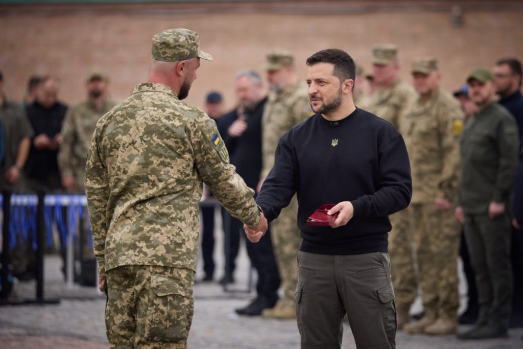 Рідним миколаївського льотчика-героя Данила Мурашка Президент вручив «Золоту зірку». Хто ще отримав високі нагороди (ФОТО) 1