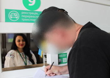 У сервісному центрі МВС Миколаєва – нові «знахідки»: напівпричеп, який розшукують, і людина, що переховувалась від слідства