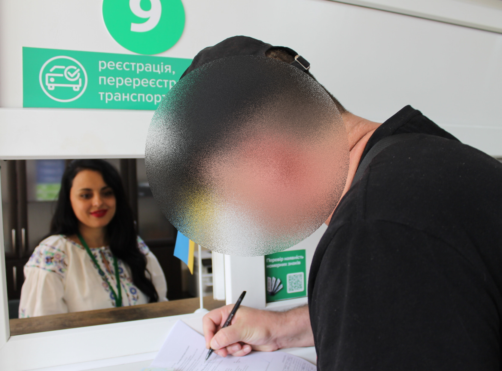 У сервісному центрі МВС Миколаєва – нові «знахідки»: напівпричеп, який розшукують, і людина, що переховувалась від слідства