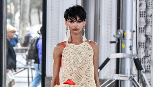 «Кікімора» із соломи, заморожені зерна і маки: українські дизайнерки на Тижні моди в Парижі розповіли про війну через свої колекції (ФОТО)