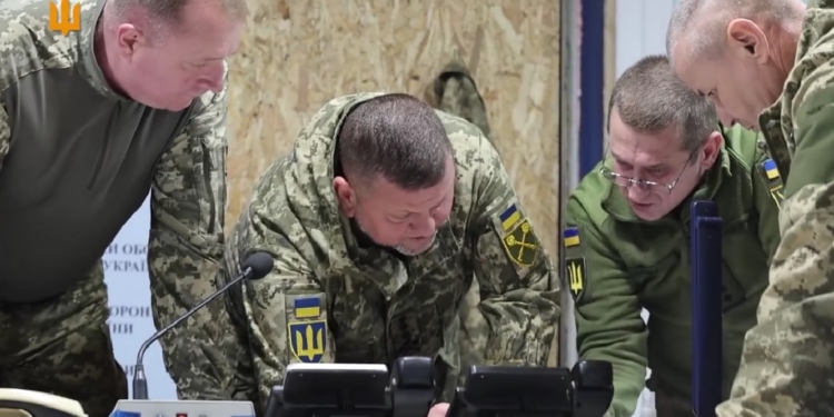 Залужний з Шапталою провели наради в угрупованнях військ, які виконують завдання в рамках оборонних та наступальних операцій (ВІДЕО)
