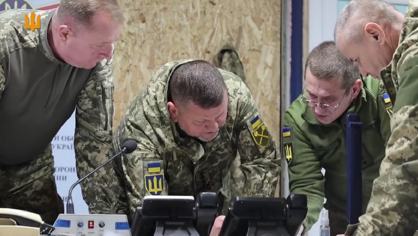 Залужний з Шапталою провели наради в угрупованнях військ, які виконують завдання в рамках оборонних та наступальних операцій (ВІДЕО)