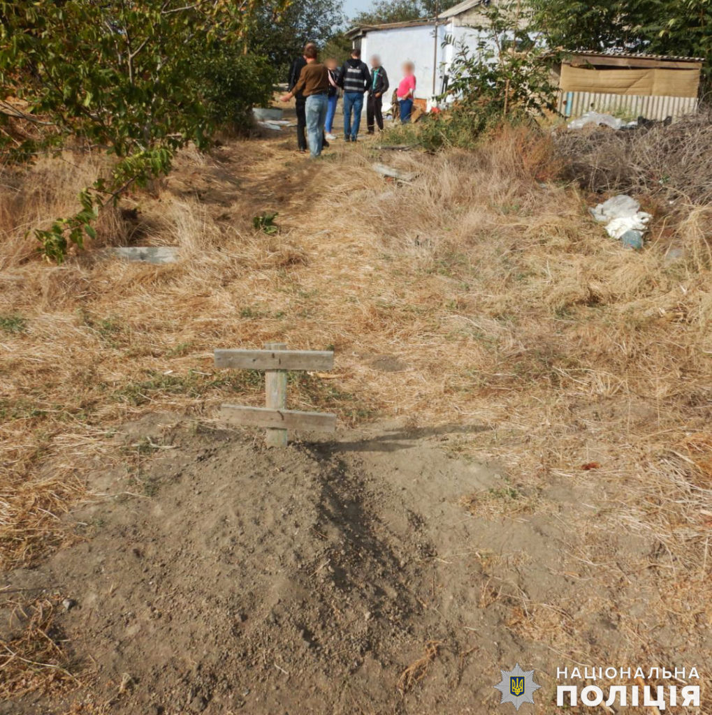 На Миколаївщині слідчі поліції ексгумували тіло чоловіка, який загинув минулої весни внаслідок російського обстрілу (ФОТО) 2