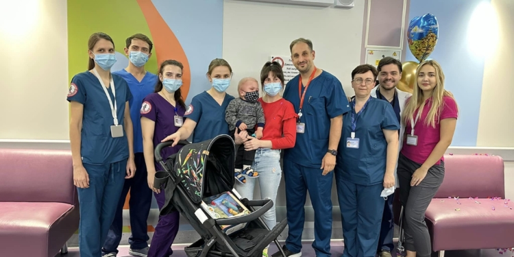 Однорічному Дмитрику з Миколаєва з рідкісним синдромом Гурлера в Охматдиті провели трансплантацію кісткового мозку: донором для дитини став чоловік з США (ФОТО)