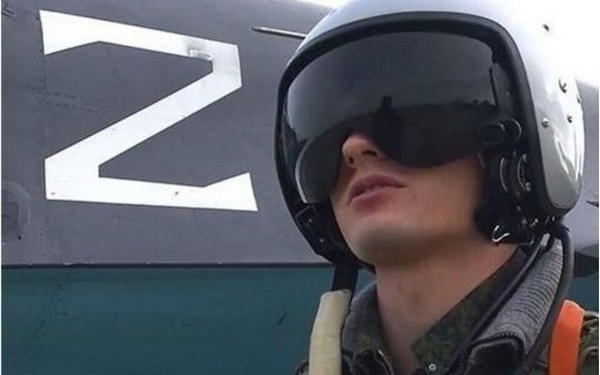 Російський військовий льотчик після відпустки з сім’єю прийшов здаватись в посольство США в ОАЕ