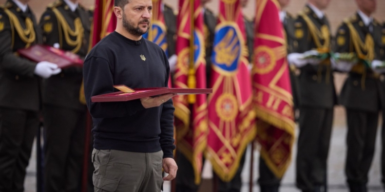 Рідним миколаївського льотчика-героя Данила Мурашка Президент вручив «Золоту зірку». Хто ще отримав високі нагороди (ФОТО)