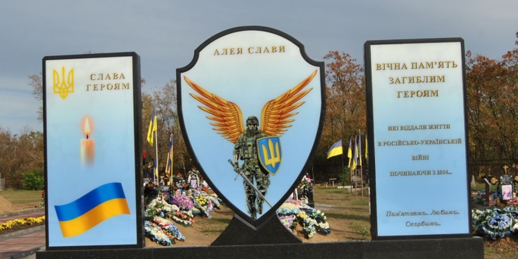 В  Южноукраїнську встановили пам’ятну стелу на честь загиблих в російсько-українській війні військових (ФОТО)  