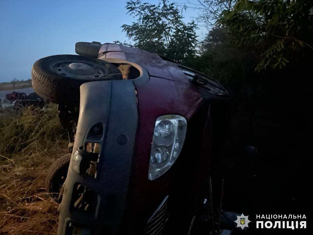 Смертельна ДТП на Миколаївщині - водій і пасажир мікроавтобуса загинули, інші в лікарні (ФОТО) 2