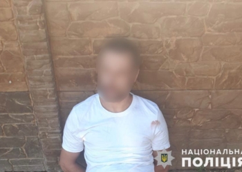 У Миколаєві поліцейські затримали чоловіка за пограбування магазину мобільного зв’язку