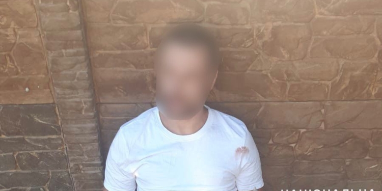 У Миколаєві поліцейські затримали чоловіка за пограбування магазину мобільного зв’язку