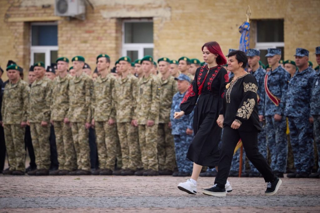 Рідним миколаївського льотчика-героя Данила Мурашка Президент вручив «Золоту зірку». Хто ще отримав високі нагороди (ФОТО) 6