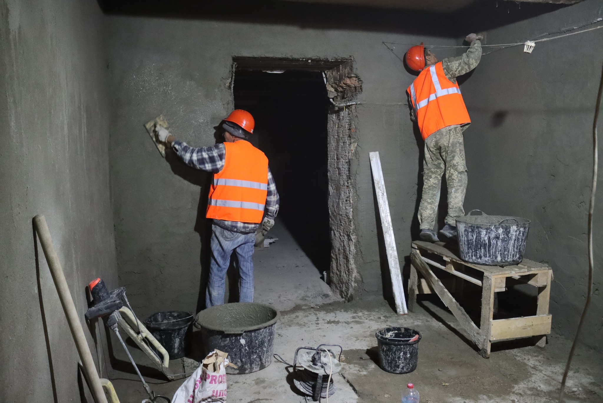 Влада Миколаєва планує до кінця року відремонтувати 23 найпростіших укриття, які розташовані у підвалах будинків (ФОТО)