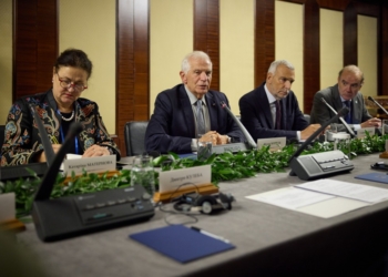 Зеленський провів зустріч з Боррелем. Говорили про гроші. І про підготовку пілотів
