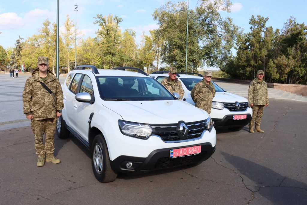 Миколаїв передав військовим ще 2 автівки (ФОТО) 2