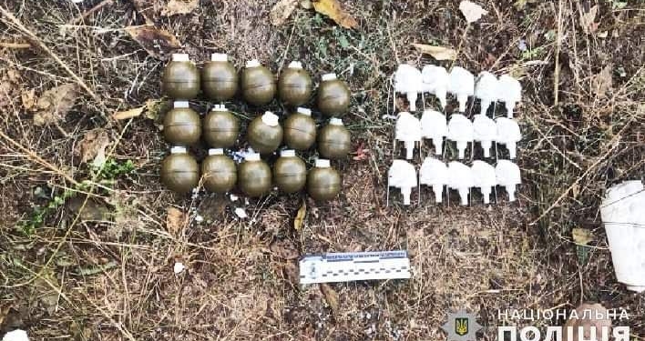 На Миколаївщині поліцейські викрили чоловіка на незаконному зберіганні 15 гранат та наркозілля (ФОТО)