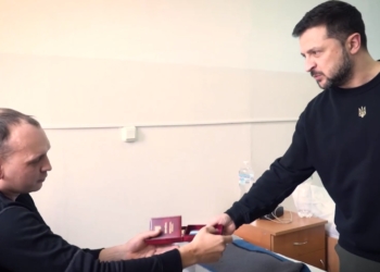 У Миколаєві Зеленський побував в шпиталі: вручив нагороди нашим захисникам і подякував військовим лікарям (ВІДЕО)