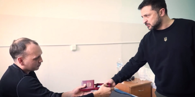 У Миколаєві Зеленський побував в шпиталі: вручив нагороди нашим захисникам і подякував військовим лікарям (ВІДЕО)