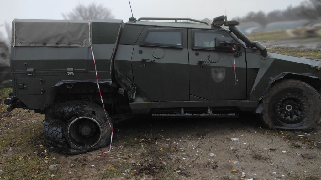 Український броньовик "Новатор" підірвався на міні, але екіпаж живий (ФОТО) 2