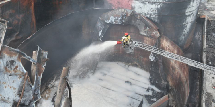 У Миколаєві рятувальники загасили пожежу залишків олії в резервуарі на одному з підприємств (ФОТО, ВІДЕО)