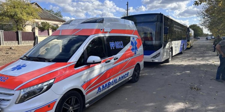 Через російській обстріли на Миколаївщині довелося вдруге евакуйовувати постояльців психоневрологічного інтернату (ФОТО)