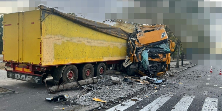 У Миколаєві вантажівка DAF врізалась в електроопору – водій каже, що йому стало зле (ФОТО)