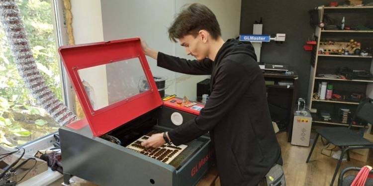 Миколаївець виготовляє повербанки та зарядні станції на 3D-принтері (ФОТО)