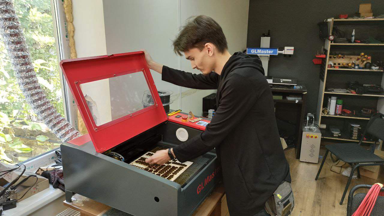 Миколаївець виготовляє повербанки та зарядні станції на 3D-принтері (ФОТО)