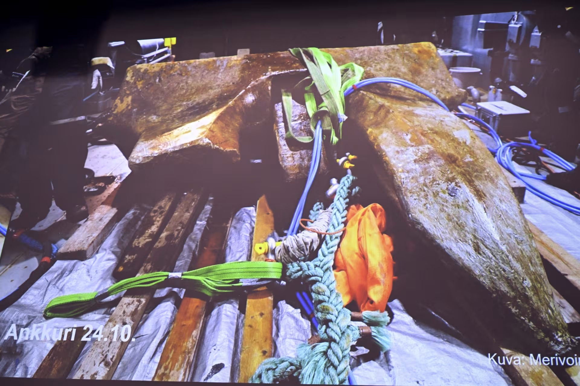 Біля місця пошкодження газопроводу між Фінляндією та Естонією знайшли великий якір і вже знають, чий він (ФОТО)