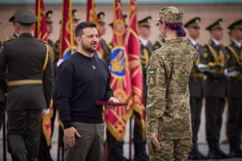 Рідним миколаївського льотчика-героя Данила Мурашка Президент вручив «Золоту зірку». Хто ще отримав високі нагороди (ФОТО) 10