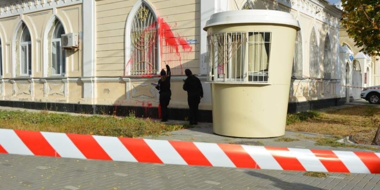 Поліція Миколаєва розпочала провадження та розшукує осіб, які облили фарбою синагогу (ФОТО)