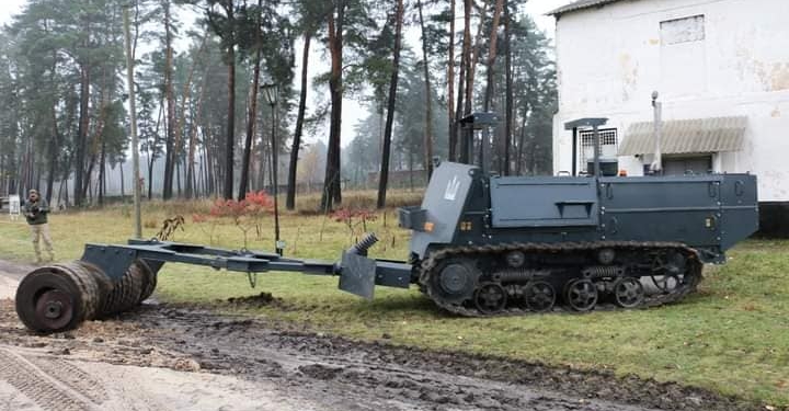 На Харківщині презентували першу в Україні вітчизняну машину для підготовки ґрунту до розмінування (ФОТО)