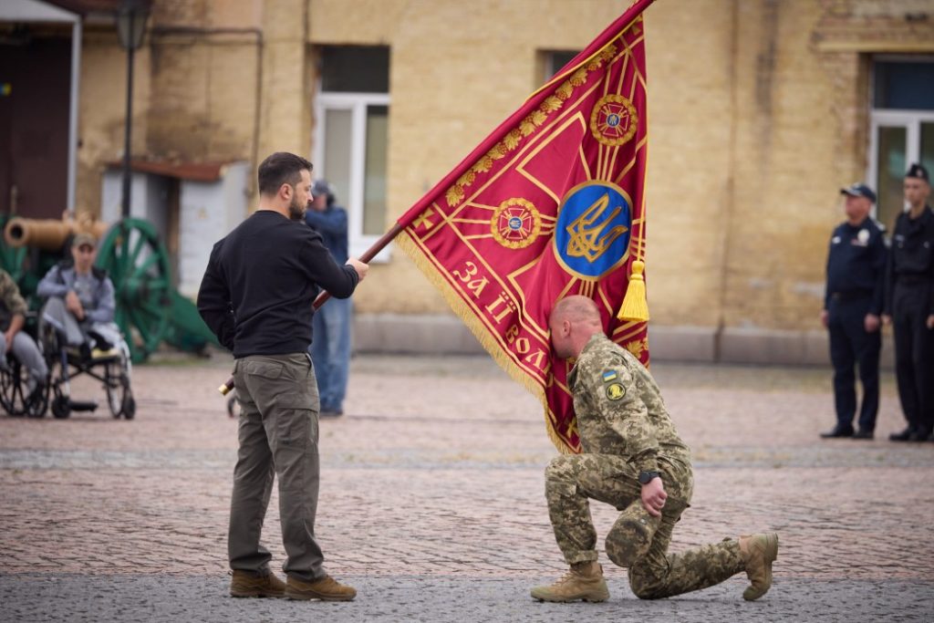 Рідним миколаївського льотчика-героя Данила Мурашка Президент вручив «Золоту зірку». Хто ще отримав високі нагороди (ФОТО) 12