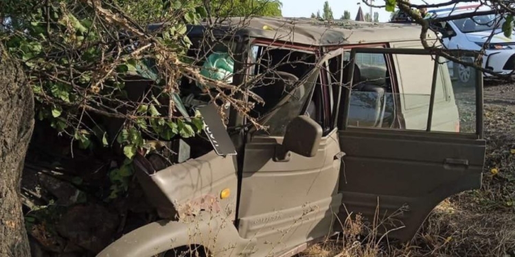 На під”їзді до Миколаєва в дерево врізався легковик – водій та пасажир в лікарні