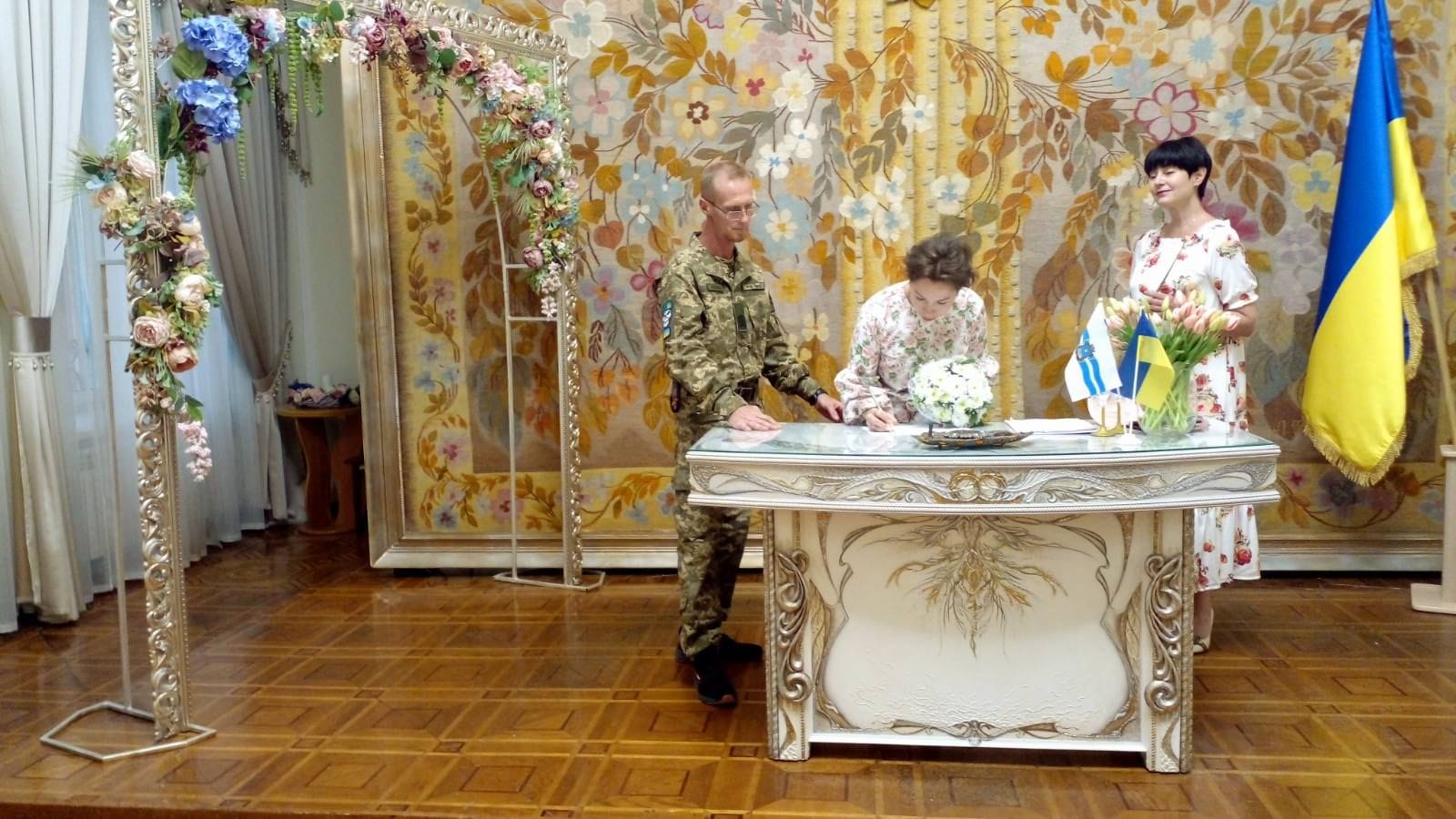 До Дня захисників і захисниць України: у Палаці урочистих подій Миколаєва провели особливі весільні церемонії для військовослужбовців (ФОТО)