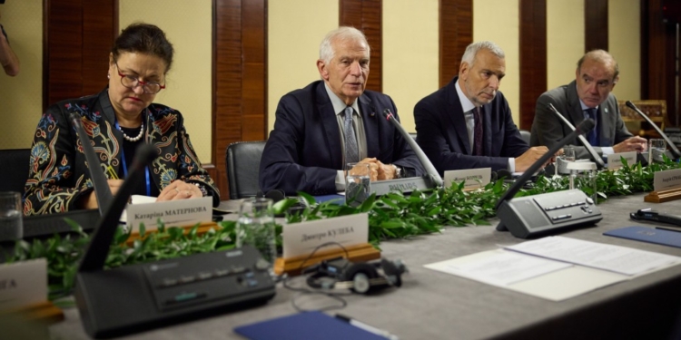 Зеленський провів зустріч з Боррелем. Говорили про гроші. І про підготовку пілотів