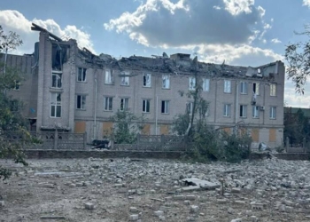 Росіяни атакували Берислав на Херсонщині: пряме влучання в лікарню, є руйнування, двоє медпрацівників поранено (ФОТО)