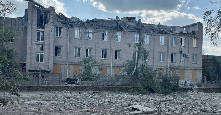 Росіяни атакували Берислав на Херсонщині: пряме влучання в лікарню, є руйнування, двоє медпрацівників поранено (ФОТО)