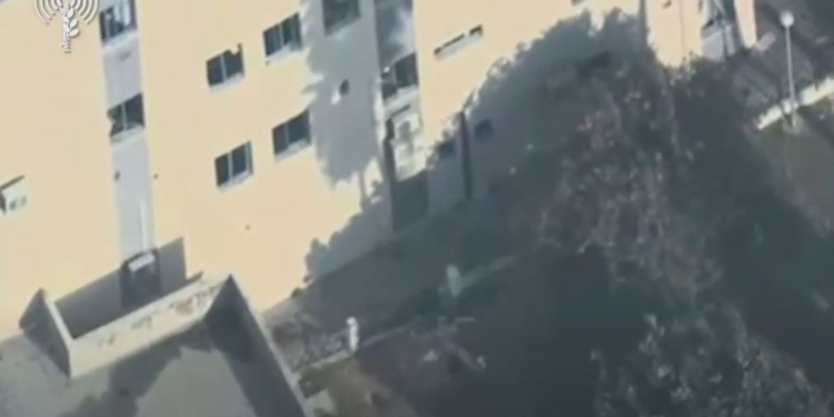 Ізраїль опублікував відео з дрона – “зруйнована” лікарня в Газі майже не постраждала, машини – так (ВІДЕО)