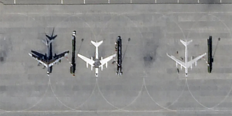 Росіяни малюють літаки на аеродромі в Енгельсі замість справжніх. Але з помилками. Що каже ГУР (ФОТО)